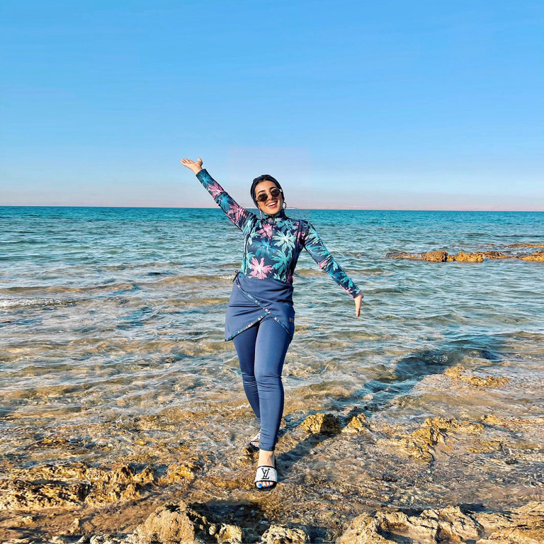 ⁦مايوه بوركيني كحلي مطبوع⁩ - الصورة ⁦2⁩