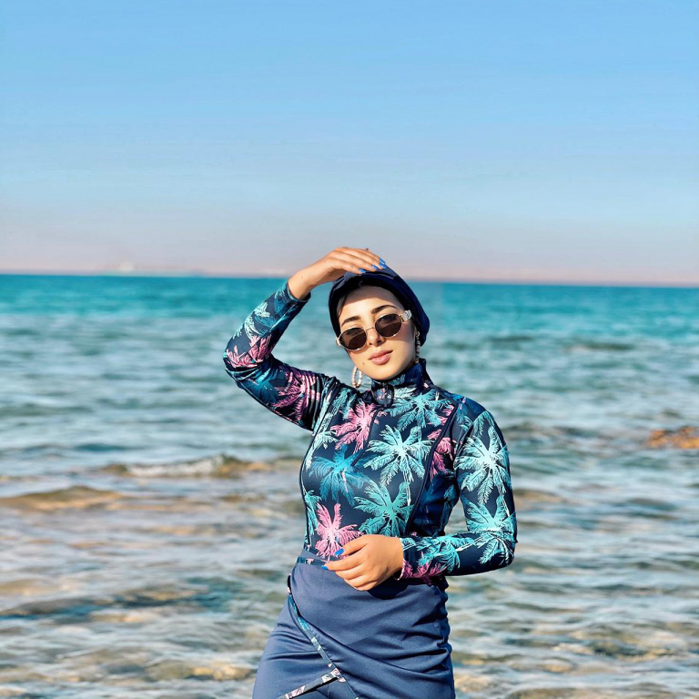 ⁦مايوه بوركيني كحلي مطبوع⁩ - الصورة ⁦3⁩